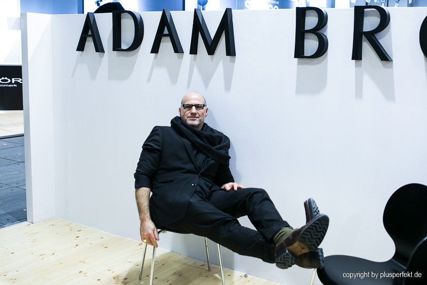 Feminin, körperlich reizend, die Gedanken inspirierend: Modedesigner Adam Brody im Interview