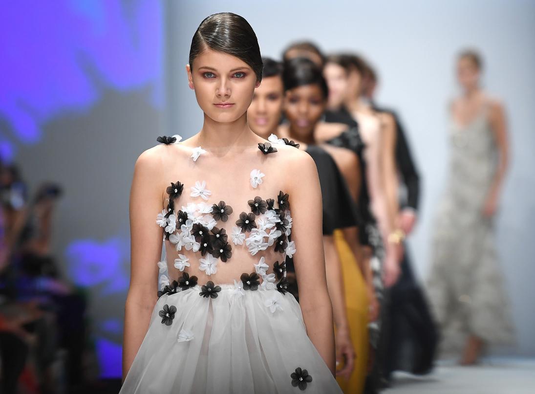 Guido Maria Kretschmer: „Lineless Light“ auf dem Runway der Berlin Fashion Week