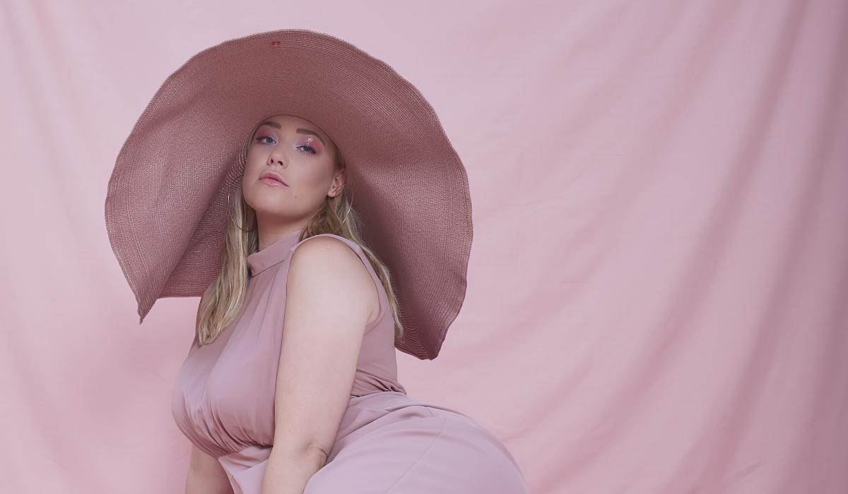 A Curvy Summer Dream Of Pastell | Jumpsuit und Sonnenhut