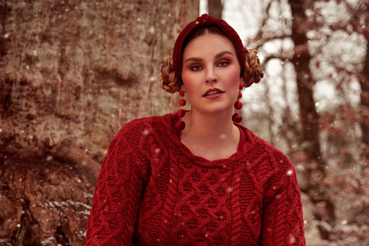 Moody Winter Looks: Wenn Romantik den Winter umarmt 1 Warme Rosttöne im kalten Winter | Credit: Yvonne Sophie Thöne