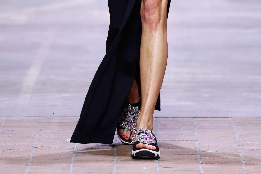 Model in Skechers Sandalen bei der Fashion-Show von Kilian Kerner | Berlin Fashion Week | Credit: Getty Images for Kilian Kerner | Fotograf: Sebastian Reuter