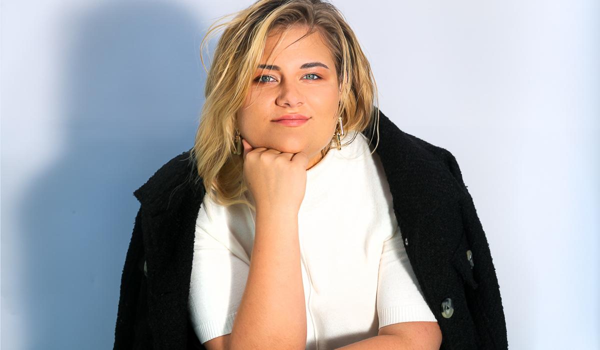 Unser Curvy Model freut sich auf die neue Herbst-Winter-Kollektionen für Große Größen | Foto: PlusPerfekt