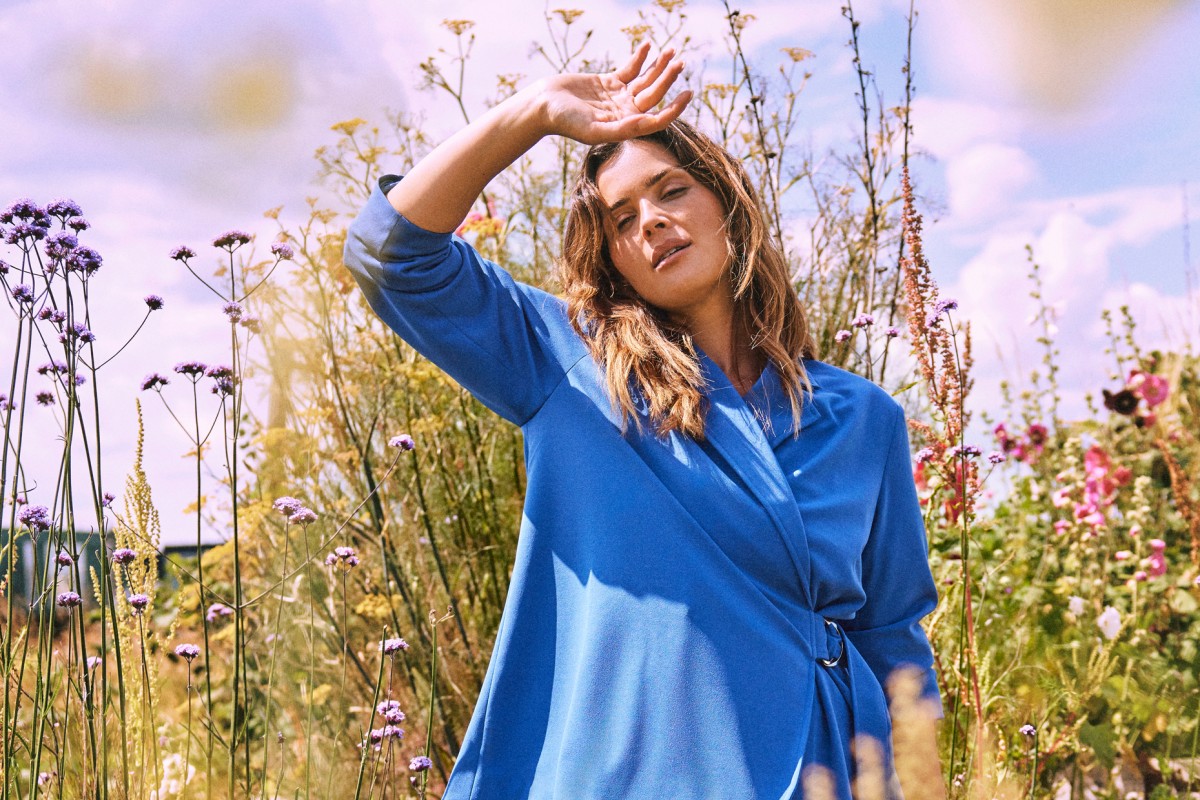 Tailoring-Trend: Hosenanzug in Plus Size mit raffinierter Gürtellösung | Evoked Vila