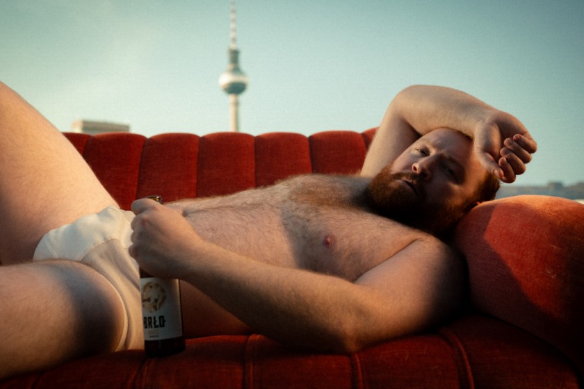 Eine Berliner Parodie auf den Calvin Klein Werbespot mit Jeremy Allen White | Credit: BRLO x PulloverFilms| PhilPhamPhoto