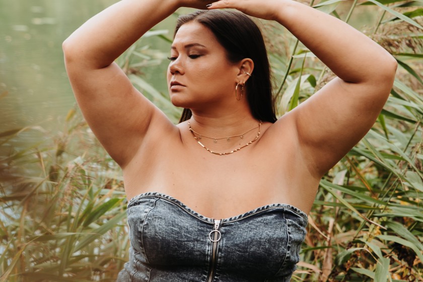 Hautpflege ist Nathalie wichtig | Jeanskorsage für Curvys von Zizzi