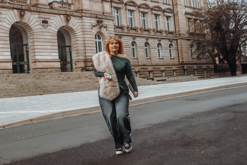 Perfekter Streetstyle: Vivi in Wide-Leg-Jeans und Fake-Fur-Schal