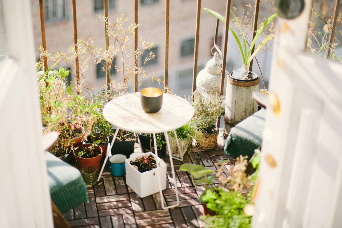 Niedlich anzusehen, aber dieser Balkon bietet aber kaum Platz | Foto: Artur Aleksanian via Unsplash