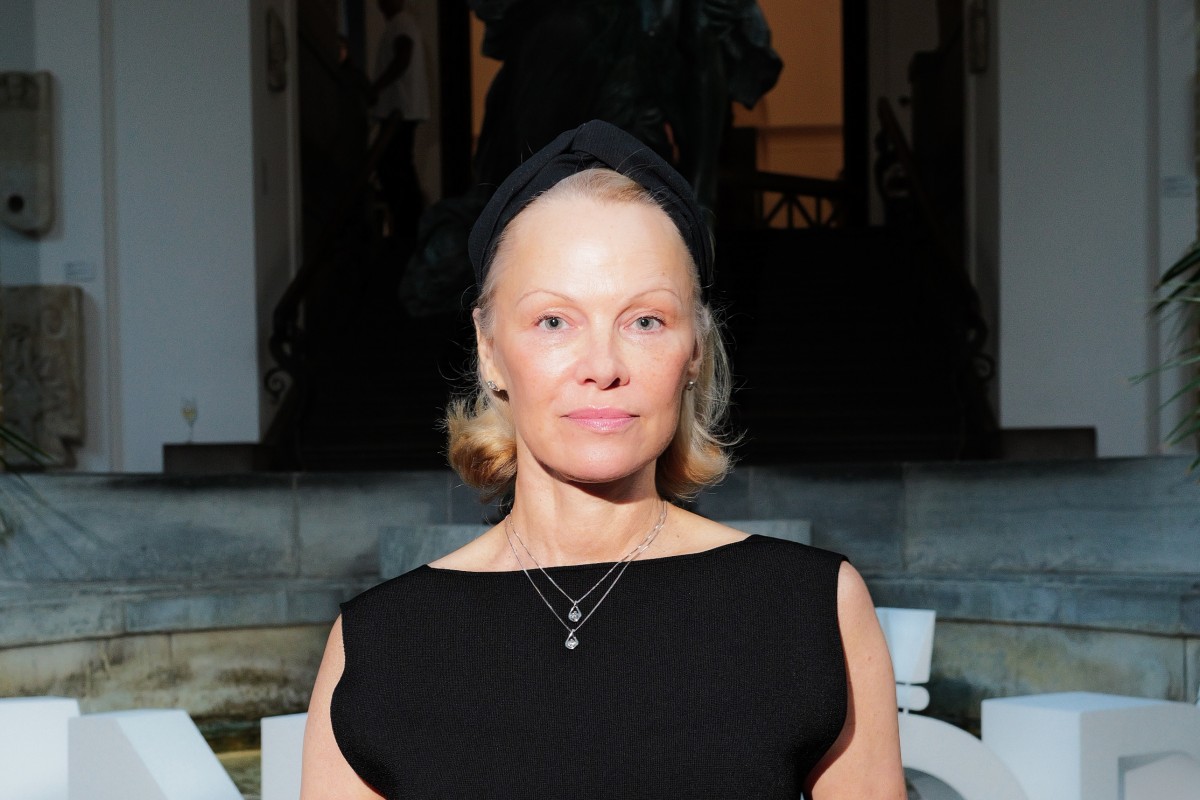 Pandora Markenbotschafterin Pamela Anderson beim "Signed with Love"-Dinner auf der Copenhagen Fashion Week | Credit: Marco Bahler