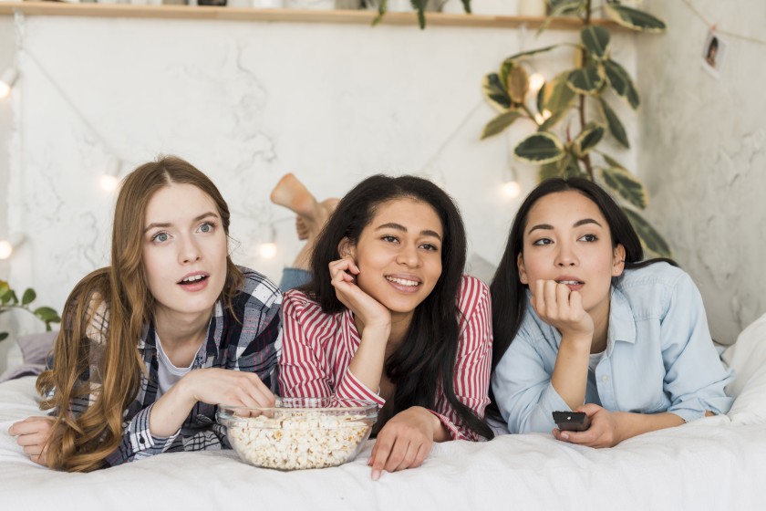 Filmeabend mit den Besties | Credit: Freepik