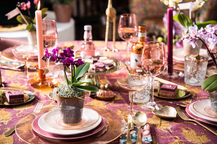 DIY: Orchideen als Weihnachtsdeko für den festlichen gedeckten Tisch | Foto: GPP/orchidsinfo.