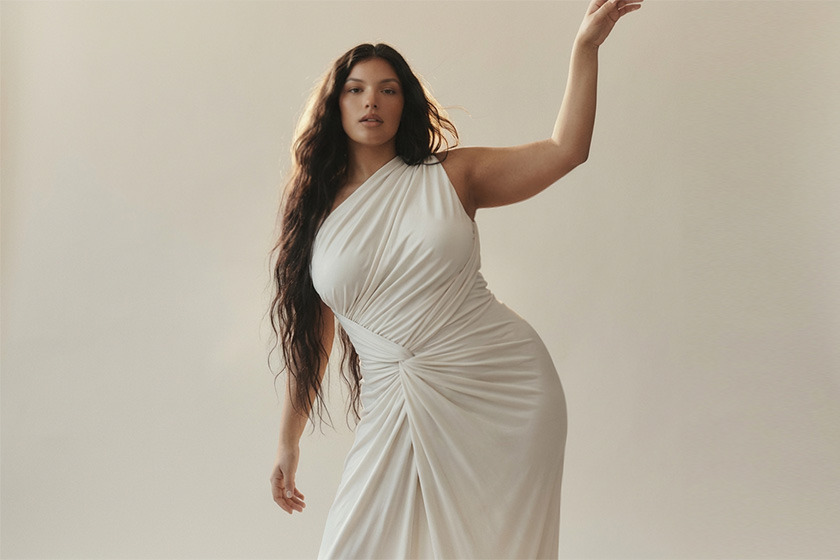 Raffiniertes Kleid für Curvys in Clouddancer, der Pantone Farbe des Jahres 2026