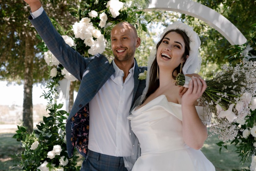 Schön, wenn bei einer Hochzeit alles klappt | Curvy Brautkleid aus der Kollektion von Hera Couture