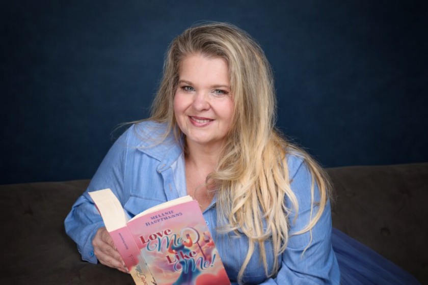 Melanie Hauptmanns, Body Positivity Aktivistin und Autorin des Romans " Love Me. Like Me! "| Erschienen bei hansanord