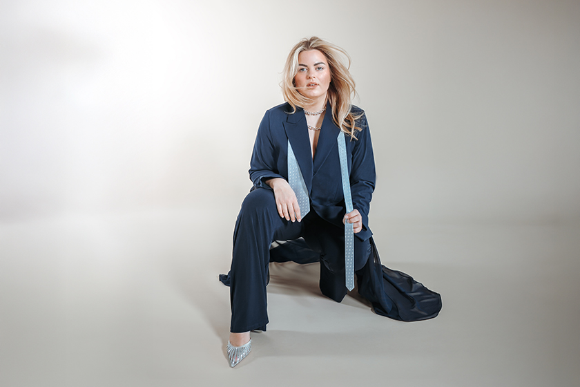 Klassisch Blau für den Hochzeitsgast: Eleganter Blazer & 2-in-1-Pants für Curvys, erhältlich in ausgewählten SiNN Modehäusern, High Heels von Tamaris | Foto: Ann-Christin Scharf