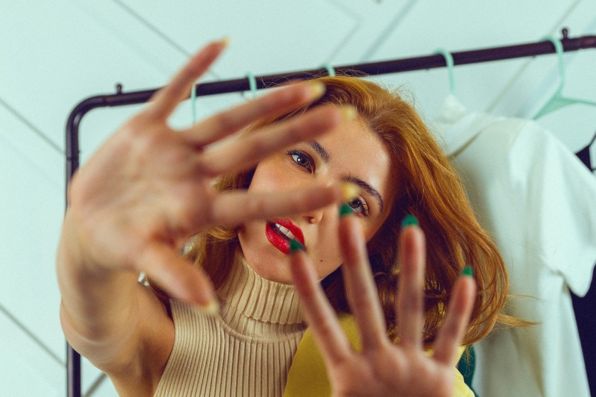Angst vor Haarverlust, das kennen viele Frauen | Credit: Ayo Ogunseinde via Unsplash