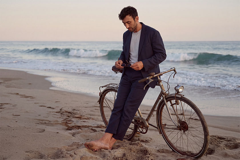 Sakko und Hose in Navy aus Leinen von Mango, der Sommerpulli ist ein Mix aus Bio-Baumwolle und Leinen, erhältlich bei Marc O'Polo | Brille Tom Ford