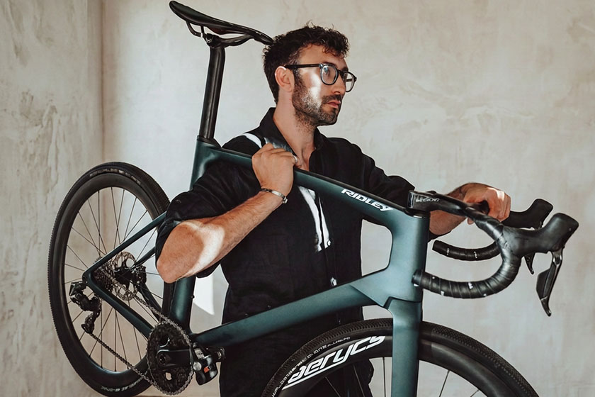 Pharell Williams macht es vor: Ob Gravel oder Rennrad, euer liebstes Accessoire gehört jetzt fest zur Sommergarderobe! | Hemd aus Leinen von Mango, Gravelbike von Ridley, Schmuck von Hnds Jewelry