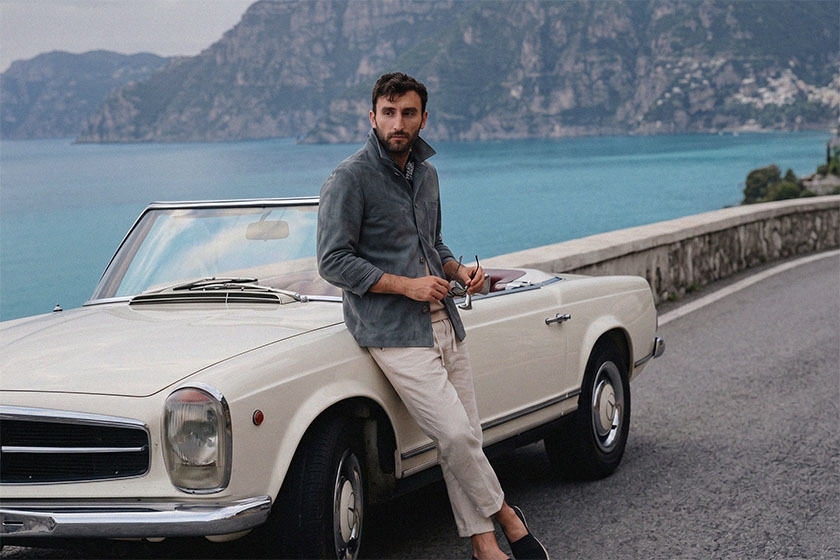 King of Cool | so könnte Steve McQueen an seinem Cabrio gelehnt haben. Handschuhweiche Lederjacke von Marc o'Polo | lässige Leinenchino von Mango | Sonnenbrille Serengeti | Espandrilles Bonprix