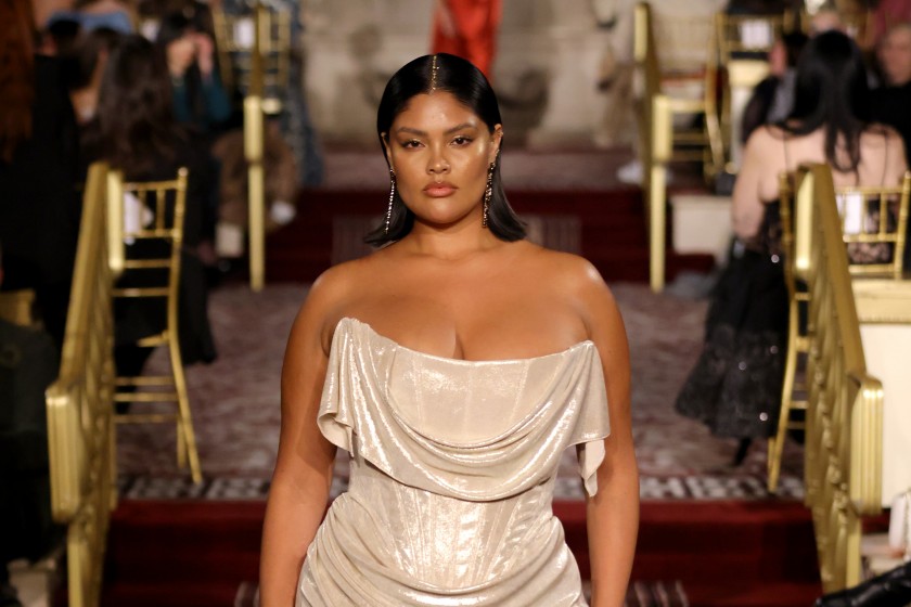 Ein Brautlook aus der Kollektion von Christian Siriano