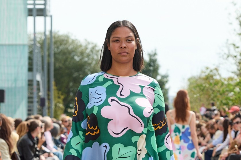 Ein Kleid aus der Spring-Summer Kollektion von Marimekko | Fotografiert auf dem Runway der Copenhagen Fashion Week | Credits: James Cochrane
