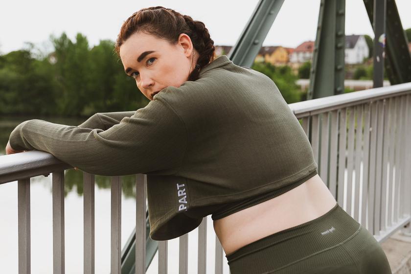 Kurze Pause | Tanja in einem Sport-Outfit für Curvys von OceansApart