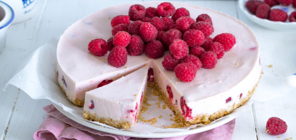 Erfrischende Himbeer-Buttermilch-Torte! Ganz ohne backen