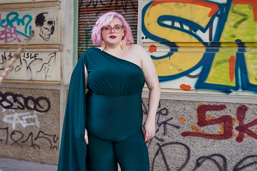 Body Positivity-Aktivistin Bobby Hermann-Thurner vor einer Graffiti-Wand. Credits: Ursula Schmitz